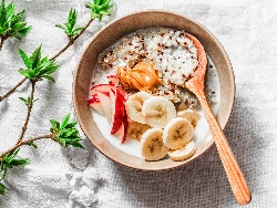 Десерт / закуска с киноа, ядково мляко, банан, ябълки, орехи и фъстъчено масло - снимка на рецептата Десерт / закуска с киноа, ядково мляко, банан, ябълки, орехи и фъстъчено масло - снимка на рецептата
